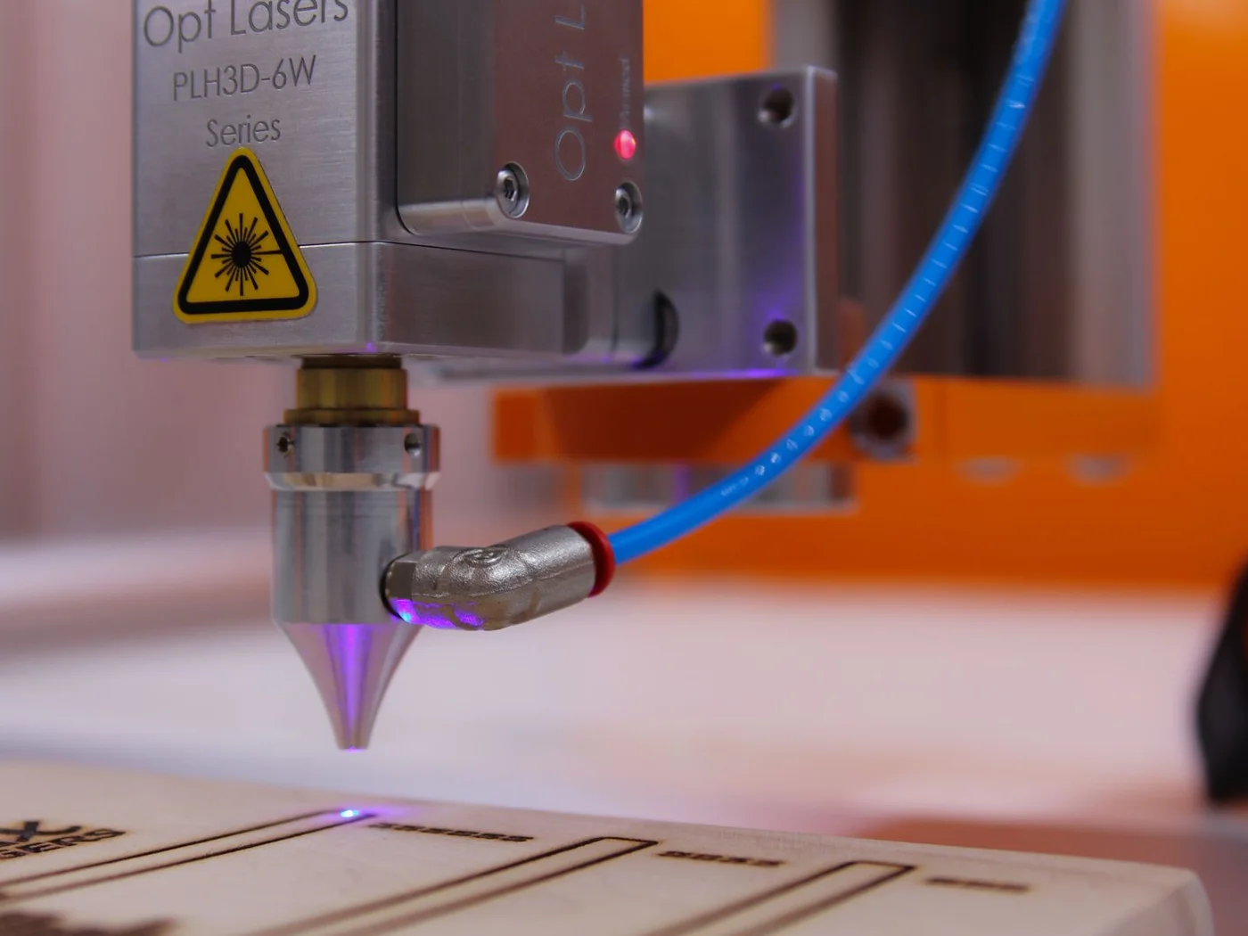 Lasergravur auf einer Holzoberfläche